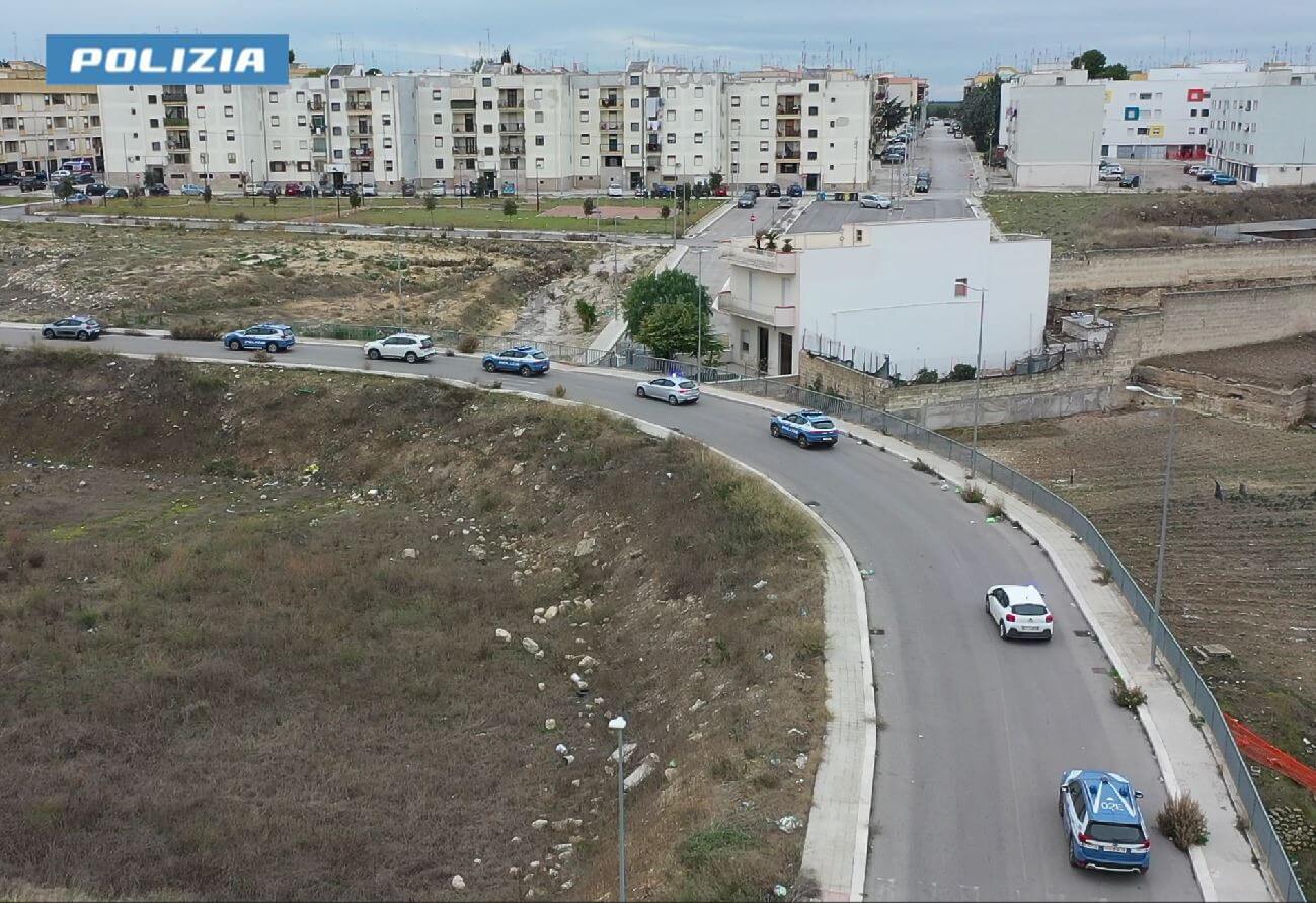 Andria, trovati esplosivi micidiali nascosti in un condominio: si potenzia il controllo della polizia Andria, trovati esplosivi micidiali nascosti in un condominio: si potenzia il controllo della polizia