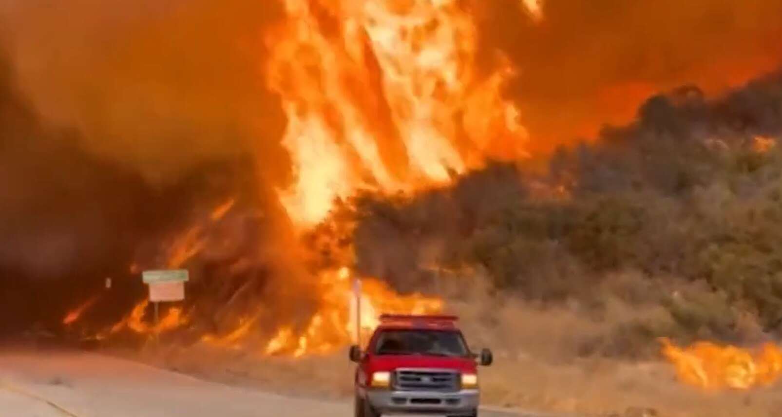 Los Angeles, nuovo incendio: brucia un’area di 21km quadri. Oltre 50mila ordini di evacuazione