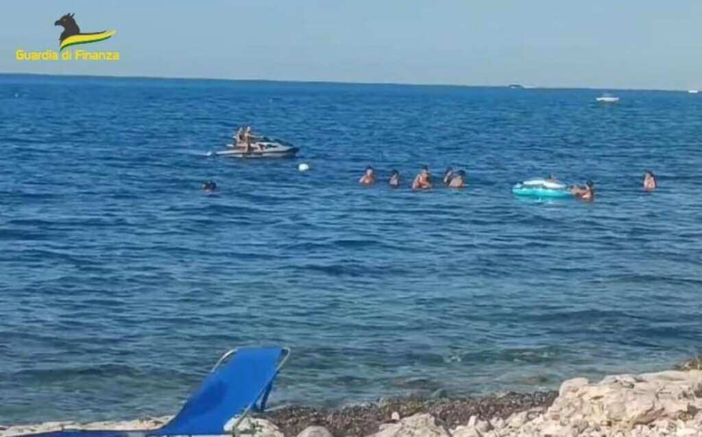 Galleria foto 'Su un acquascooter rubato e con patente nautica falsa: arrestato un uomo nel Barese' - foto 2