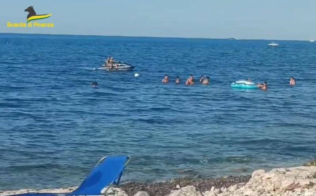 Su un acquascooter rubato e con patente nautica falsa: arrestato un uomo nel Barese