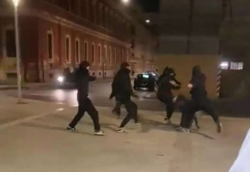 Galleria foto 'Aggressioni al Libertà di Bari, fermato il branco: il più piccolo ha solo 12 anni' - foto 1