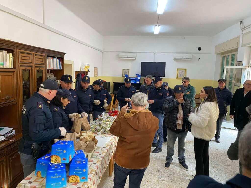 Galleria foto 'Mesagne, Capodanno solidale con Al Bano e la Polizia di Stato: pacchi e pasti caldi ai bisognosi' - foto 1