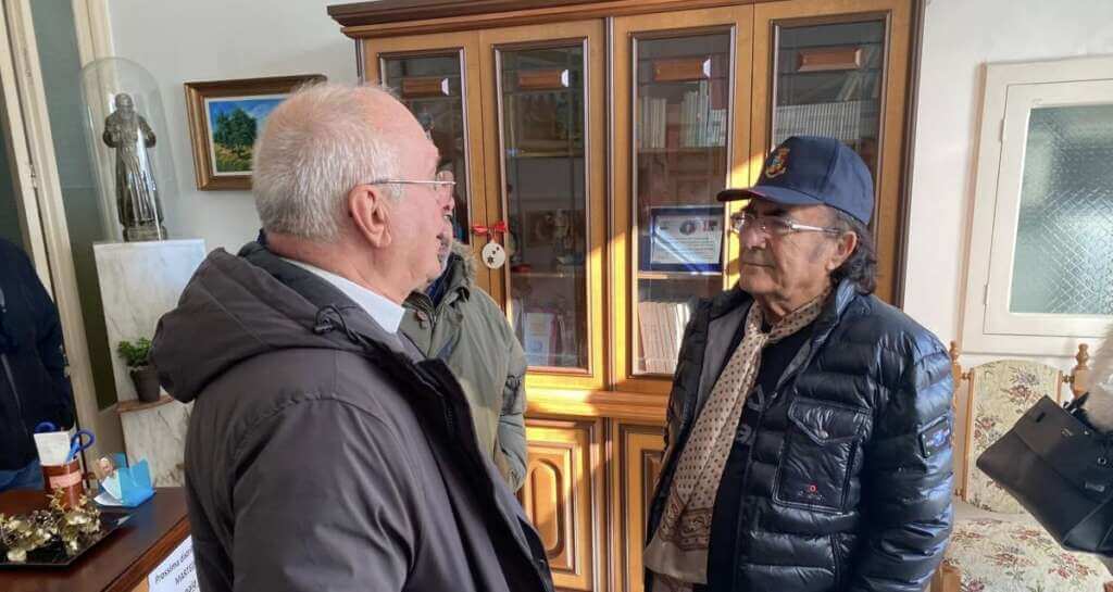 Galleria foto 'Mesagne, Capodanno solidale con Al Bano e la Polizia di Stato: pacchi e pasti caldi ai bisognosi' - foto 2