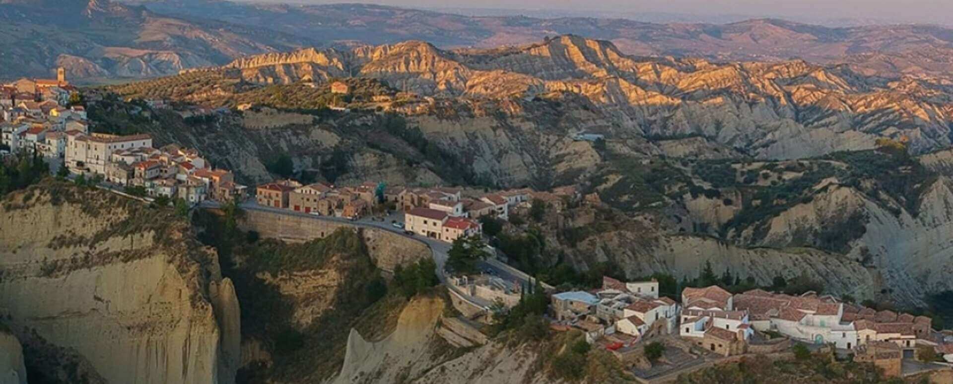Capitale della cultura 2027, il sogno lucano è nei calanchi della “Terra dell’altrove” Capitale della cultura 2027, il sogno lucano è nei calanchi della “Terra dell’altrove”