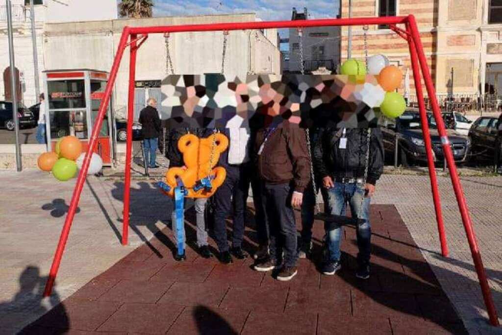 Galleria foto 'Nardò, tolta l’altalena scompare anche la targa per la figlia di Casili: «Mi vergogno per loro»' - foto 1