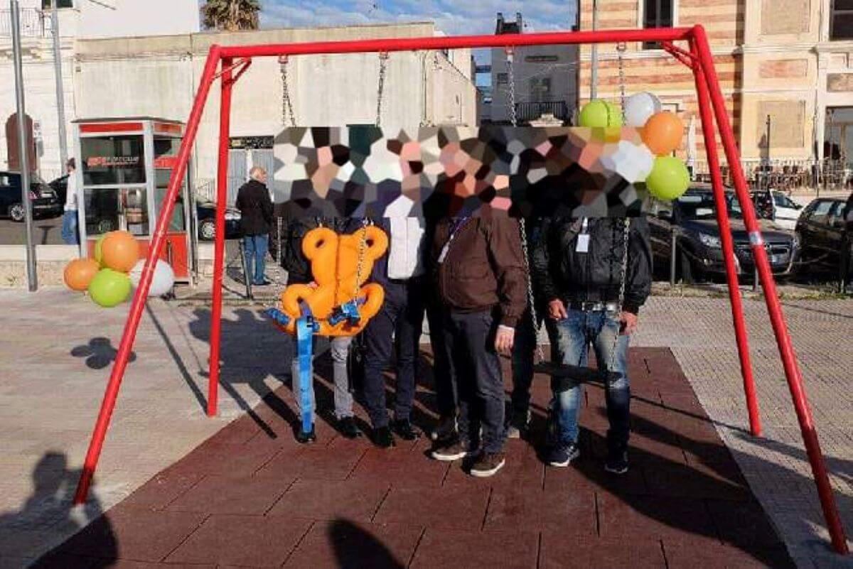 Nardò, tolta l’altalena scompare anche la targa per la figlia di Casili: «Mi vergogno per loro»