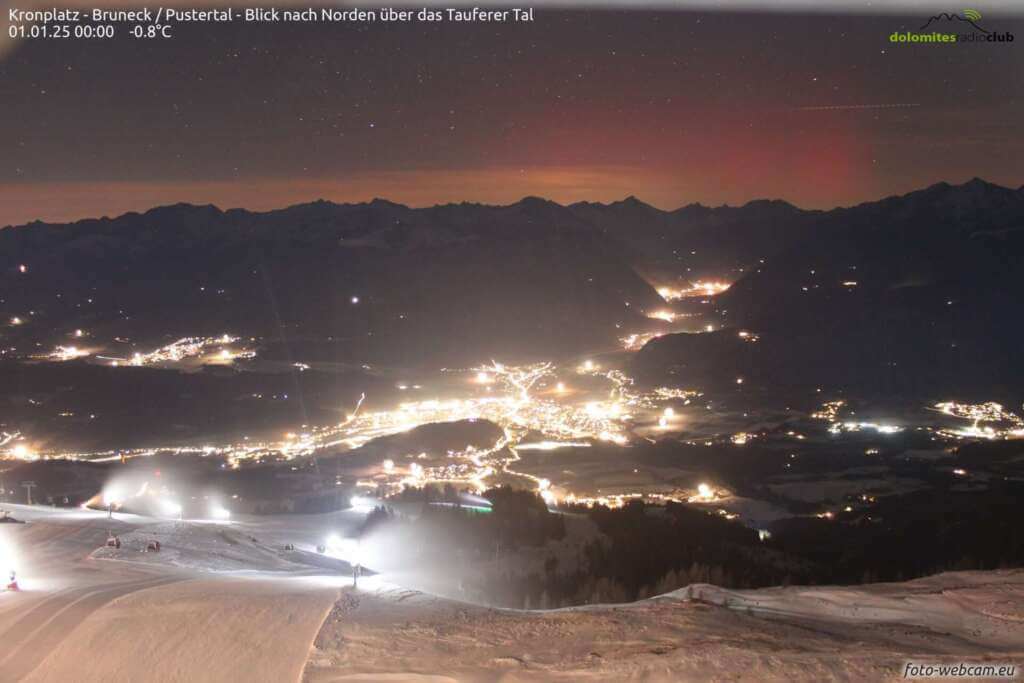 Galleria foto 'Sulle Dolomiti il 2025 inizia con una aurora boreale. L’ultima volta a maggio scorso' - foto 1