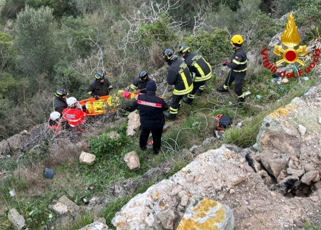 Galleria foto 'Ostuni, perde il controllo dell’auto e finisce in un dirupo: l’autista recuperato dai vigili del fuoco – FOTO' - foto 4