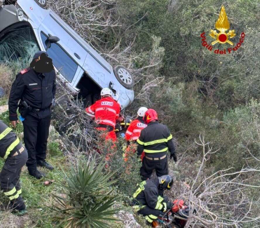 Galleria foto 'Ostuni, perde il controllo dell’auto e finisce in un dirupo: l’autista recuperato dai vigili del fuoco – FOTO' - foto 2
