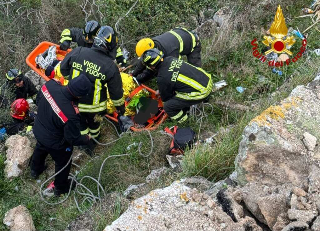 Galleria foto 'Ostuni, perde il controllo dell’auto e finisce in un dirupo: l’autista recuperato dai vigili del fuoco – FOTO' - foto 1