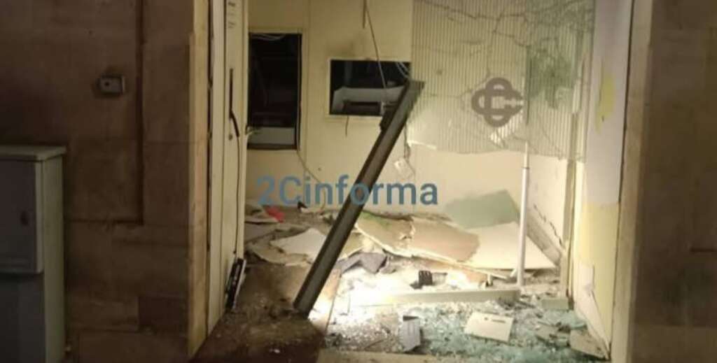 Galleria foto 'Esploso un bancomat nel Barese, ladri in fuga senza bottino: indaga la polizia' - foto 1