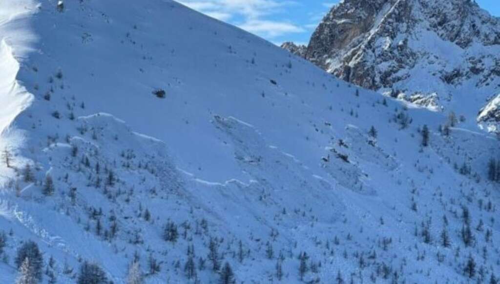 Galleria foto 'Piemonte, valanga in Val di Susa. La sindaca di Bardonecchia: «Nessuna vittima ma prudenza»' - foto 1