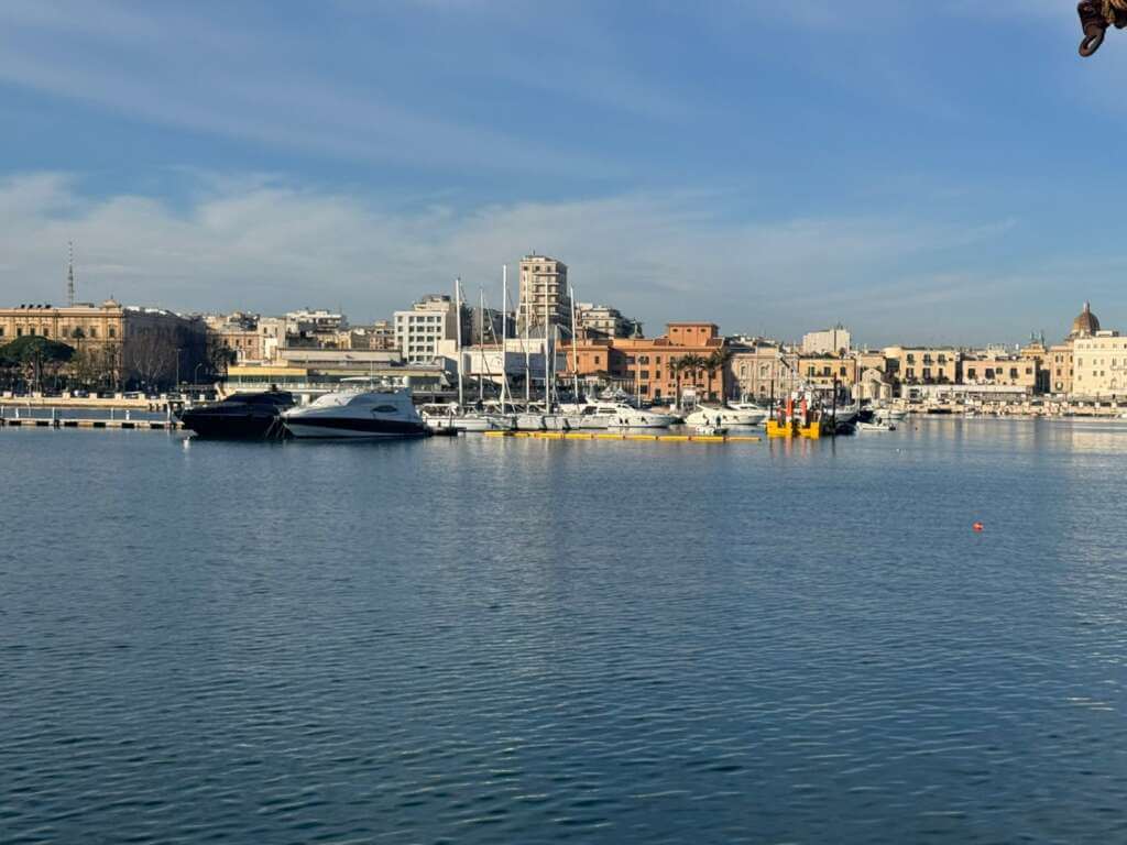 Galleria foto 'Via i “corpi morti” dal cuore del porto vecchio di Bari: pulizia straordinaria dei fondali marini' - foto 2
