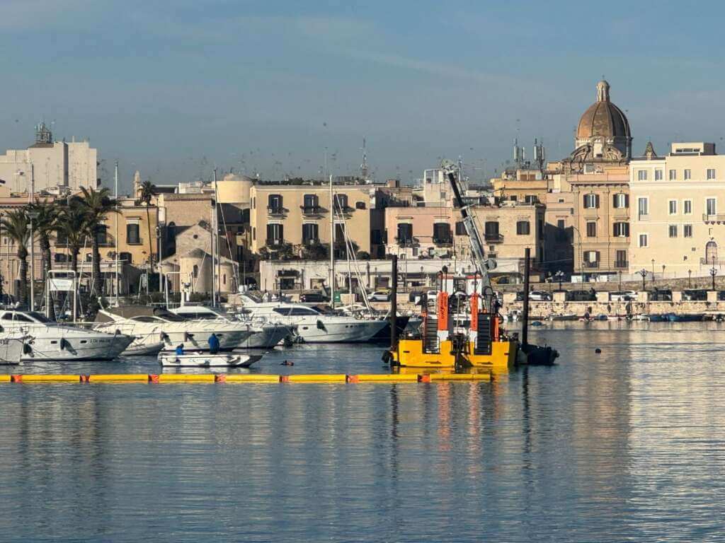 Galleria foto 'Via i “corpi morti” dal cuore del porto vecchio di Bari: pulizia straordinaria dei fondali marini' - foto 3
