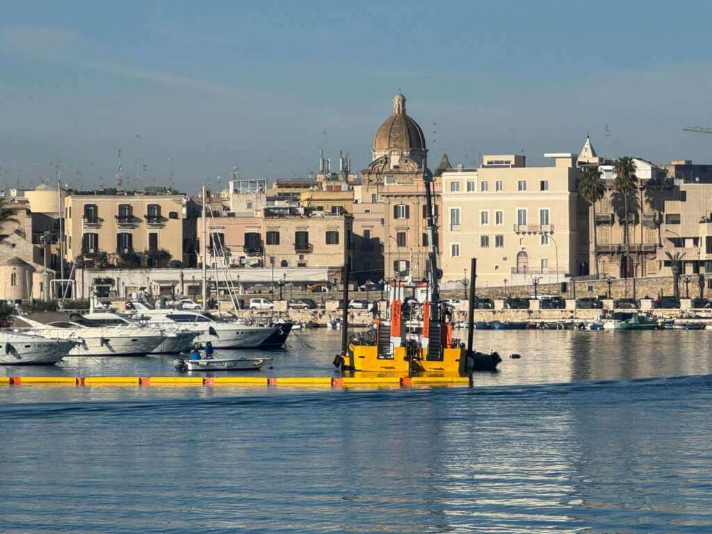 Galleria foto 'Via i “corpi morti” dal cuore del porto vecchio di Bari: pulizia straordinaria dei fondali marini' - foto 1