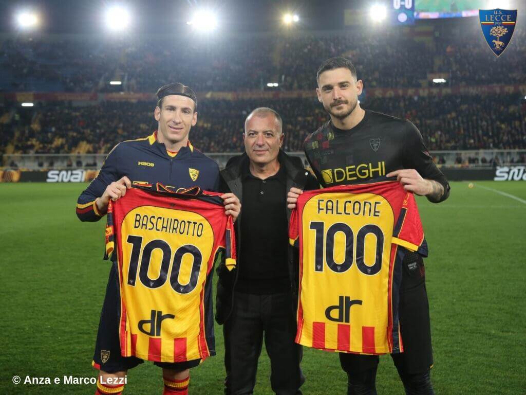 Galleria foto 'Lecce, una maglia celebrativa per le 100 presenze in giallorosso di Baschirotto e Falcone' - foto 1