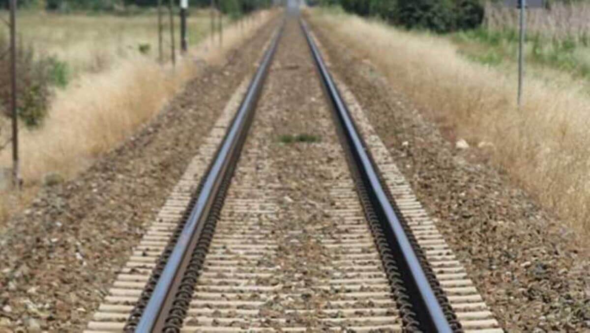 Tragedia a Massafra, 25enne investito e ucciso da un treno: disagi alla circolazione ferroviaria Tragedia a Massafra, 25enne investito e ucciso da un treno: disagi alla circolazione ferroviaria