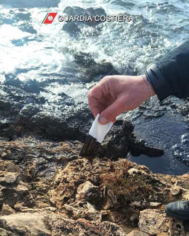 Galleria foto 'Porto Cesareo, olii esausti sversati in mare: in corso le operazioni di bonifica – FOTO' - foto 3