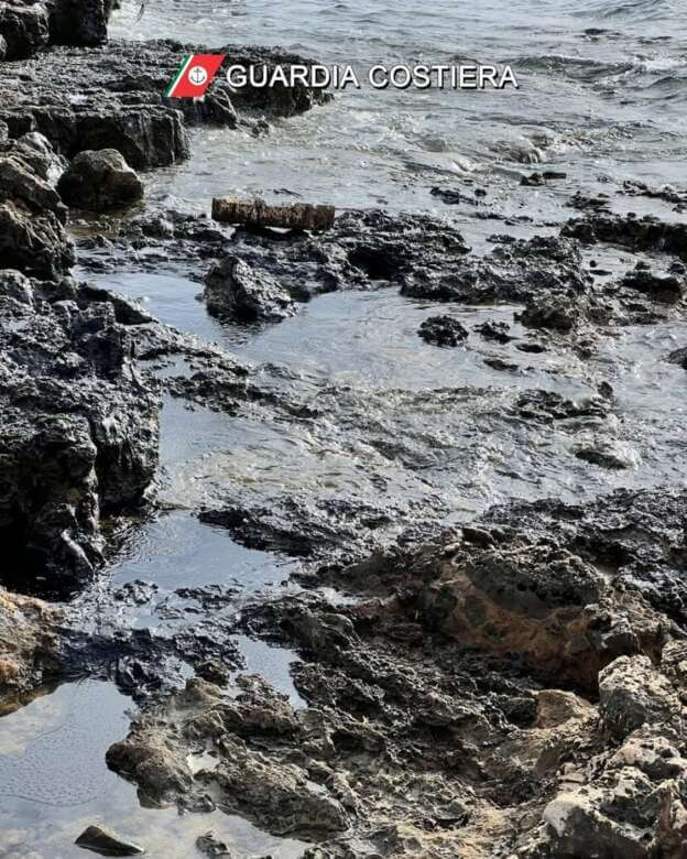 Galleria foto 'Porto Cesareo, olii esausti sversati in mare: in corso le operazioni di bonifica – FOTO' - foto 2