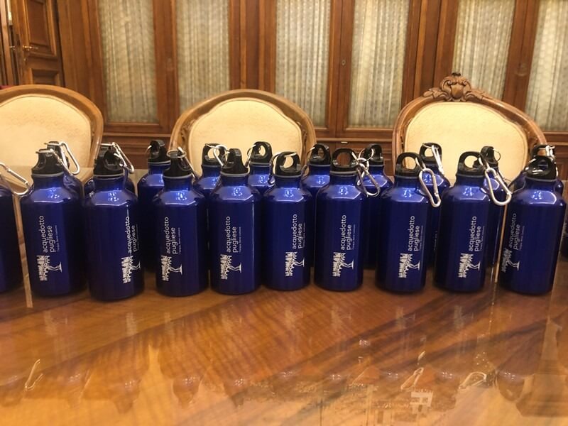 Bari e il “Plastic free”: Aqp consegna 50 borracce riutilizzabili ai consiglieri comunali – FOTO Bari e il “Plastic free”: Aqp consegna 50 borracce riutilizzabili ai consiglieri comunali – FOTO