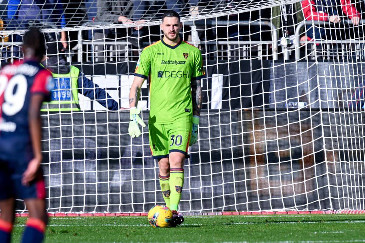 Serie A, Pierotti illude il Lecce. Poi l’espulsione di Rebic e il Cagliari dilaga