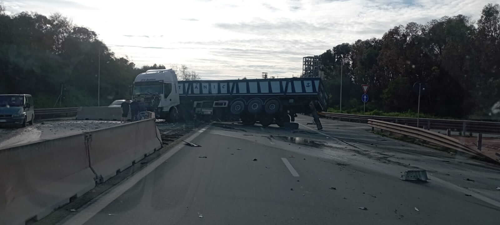 Taranto, camion di traverso sulla Ss 100 nei pressi dell’ex Ilva: traffico in tilt Taranto, camion di traverso sulla Ss 100 nei pressi dell’ex Ilva: traffico in tilt