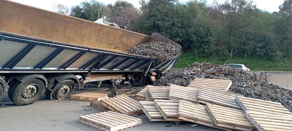 Taranto, camion di traverso sulla Ss 100 nei pressi dell’ex Ilva: traffico in tilt Taranto, camion di traverso sulla Ss 100 nei pressi dell’ex Ilva: traffico in tilt