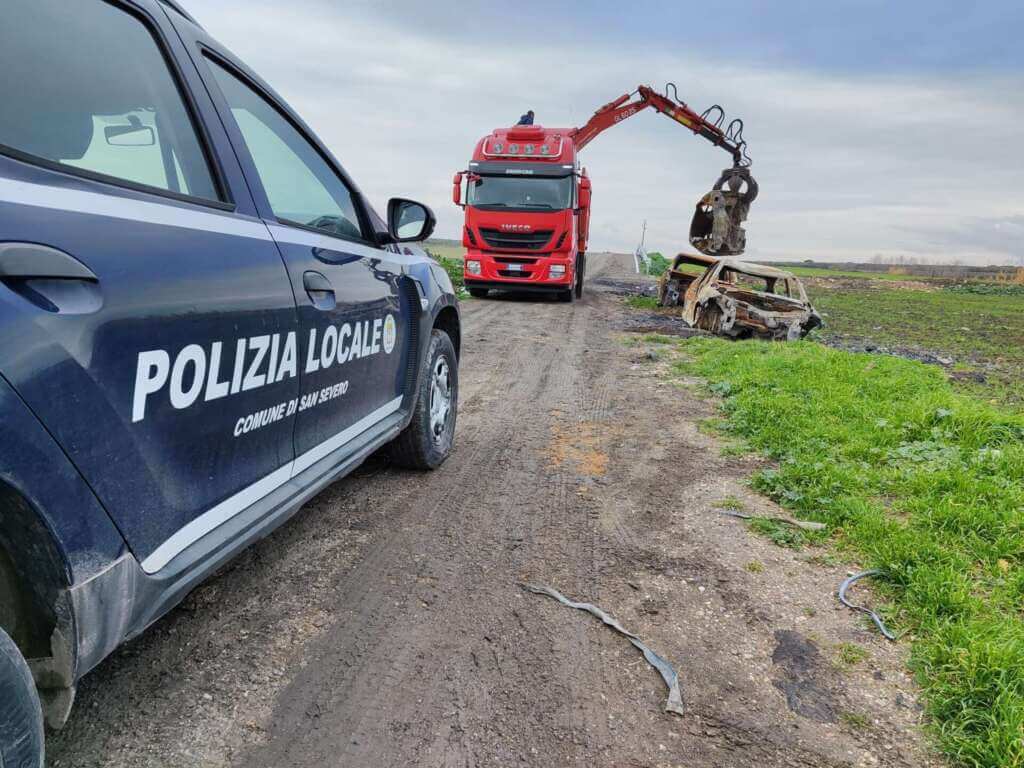 San Severo, scoperte discariche abusive con carcasse di auto nelle campagne