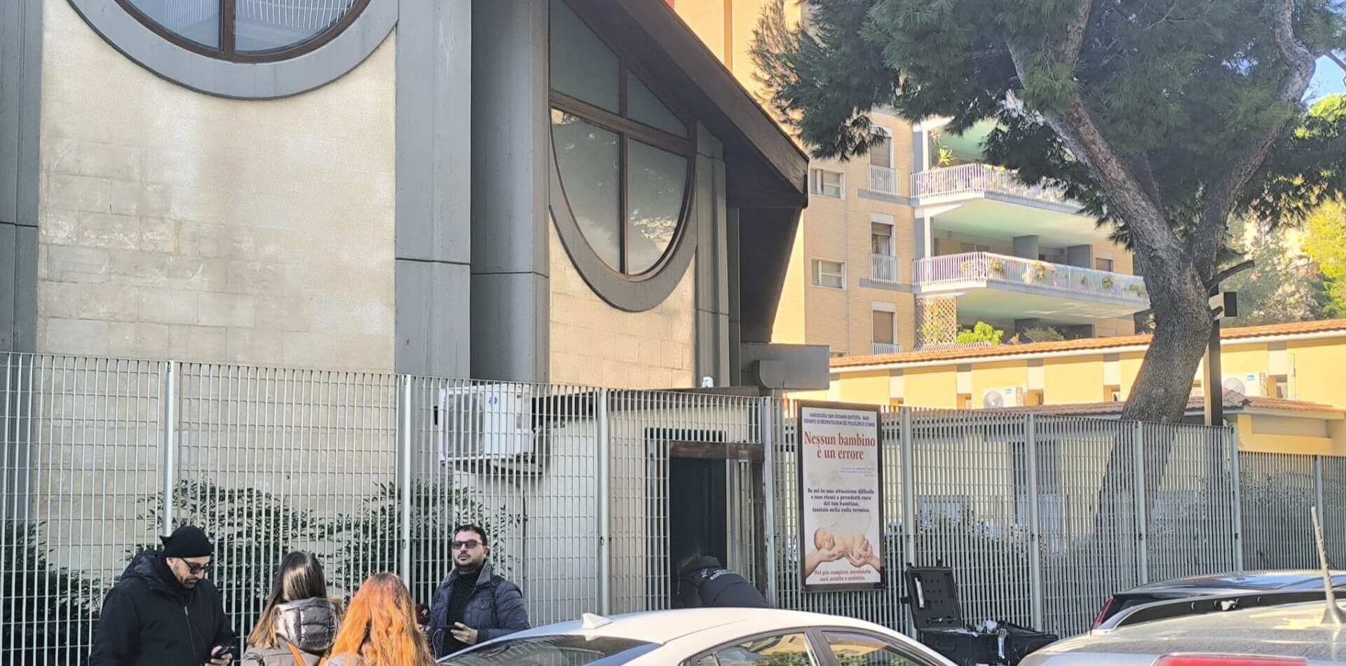 Bari, neonato trovato morto in una culla vicino una chiesa. Il parroco: «C’è tanto dispiacere» Bari, neonato trovato morto in una culla vicino una chiesa. Il parroco: «C’è tanto dispiacere»