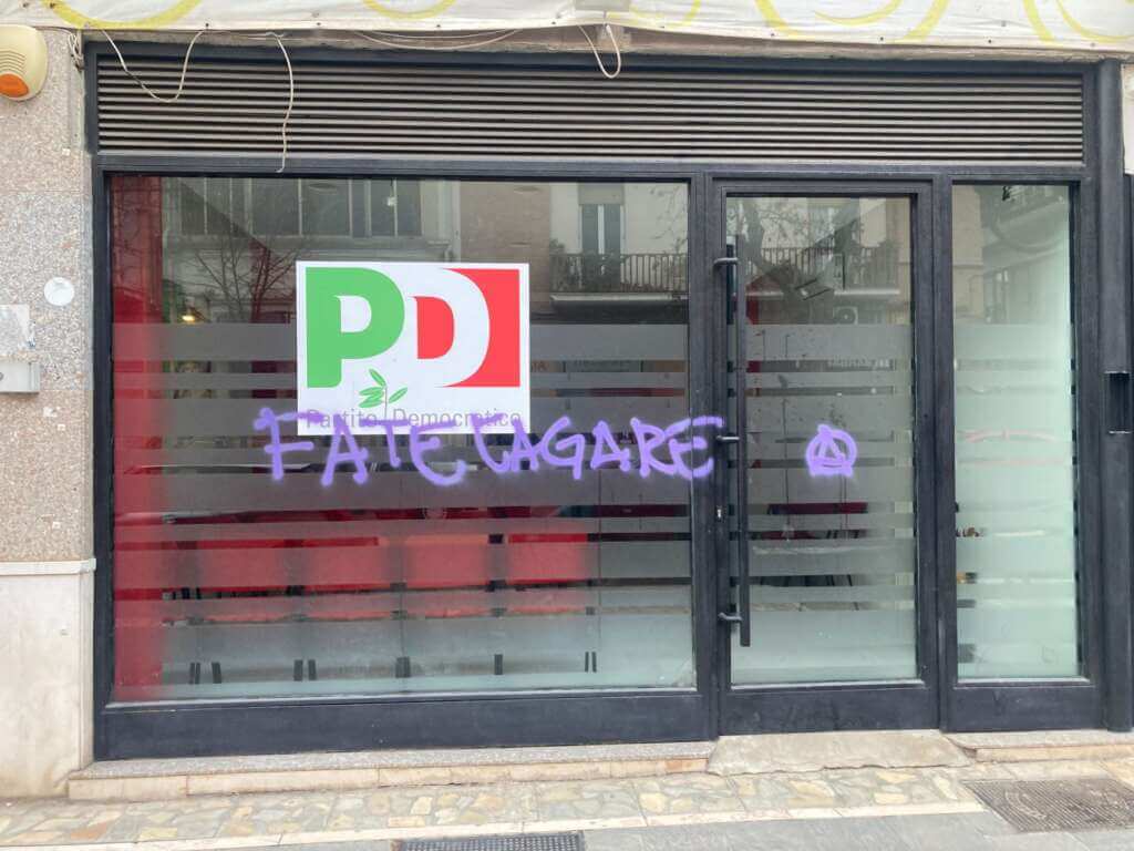 Galleria foto 'Foggia, vandalizzato il circolo Pd intitolato a David Sassoli: «Gesto inaccettabile»' - foto 1