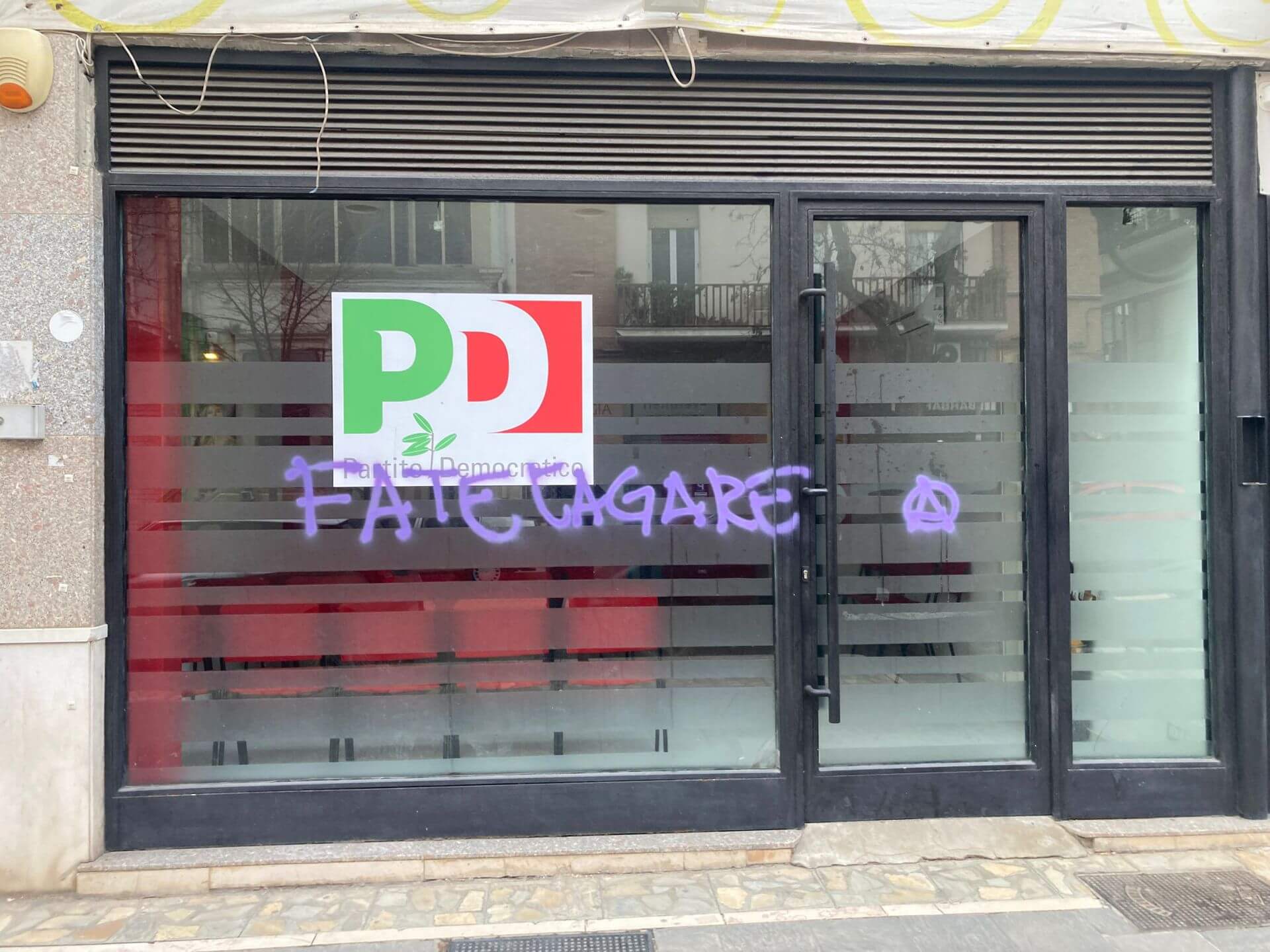 Foggia, vandalizzato il circolo Pd intitolato a David Sassoli: «Gesto inaccettabile» Foggia, vandalizzato il circolo Pd intitolato a David Sassoli: «Gesto inaccettabile»