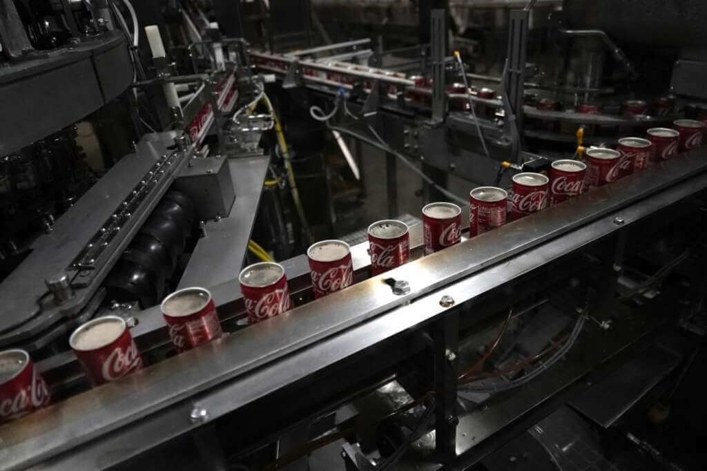 Galleria foto 'Lattine di Coca Cola ritirate da mezza Europa: clorato superiore alla norma' - foto 1