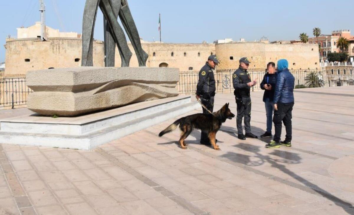 Controlli anti droga nel Tarantino: sequestrate numerose dosi, 17 persone segnalate Controlli anti droga nel Tarantino: sequestrate numerose dosi, 17 persone segnalate