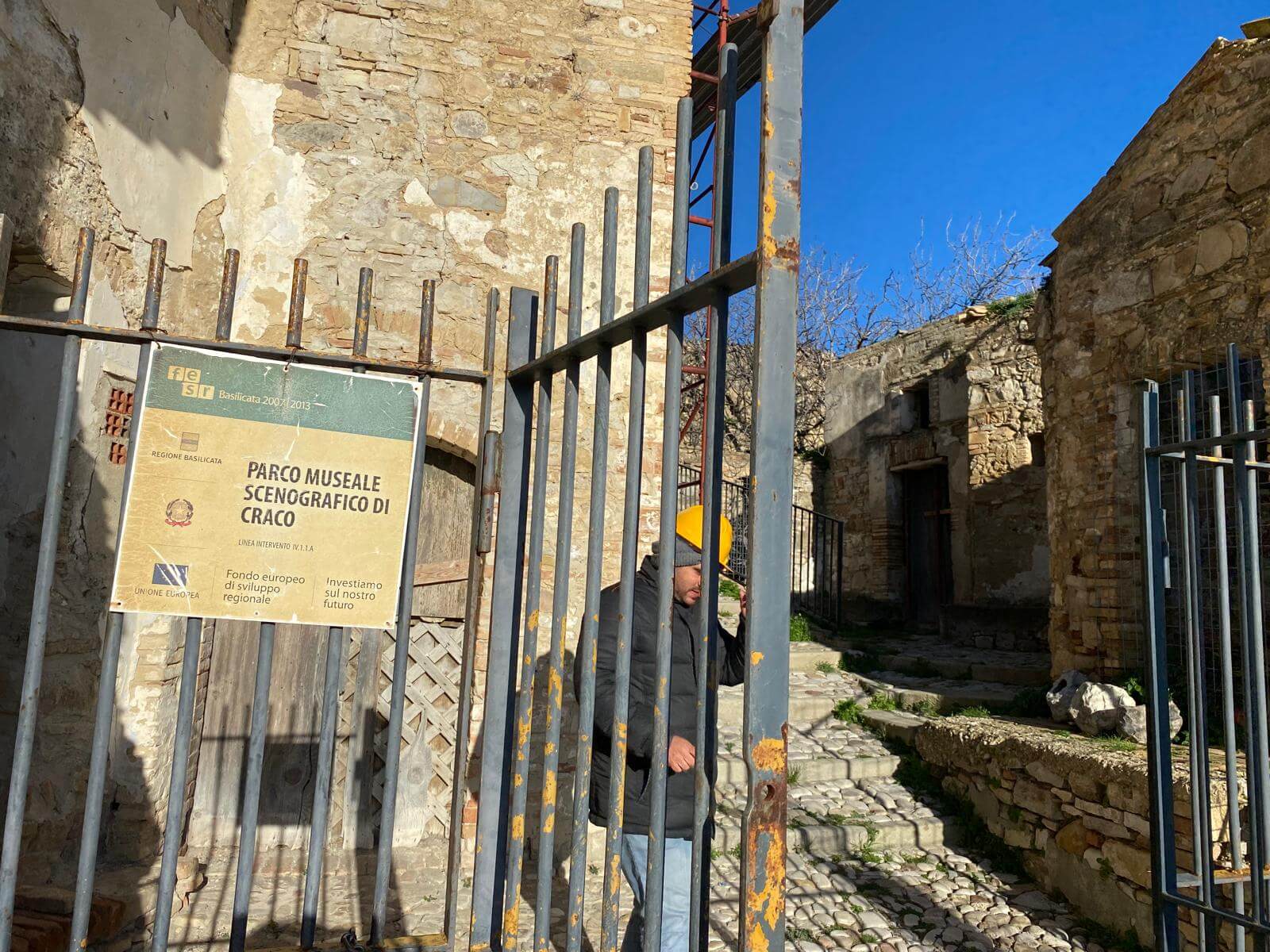 Viaggio a Craco, il paese fantasma diventa set cinematografico con 21mila turisti l’anno – IL REPORTAGE Viaggio a Craco, il paese fantasma diventa set cinematografico con 21mila turisti l’anno – IL REPORTAGE