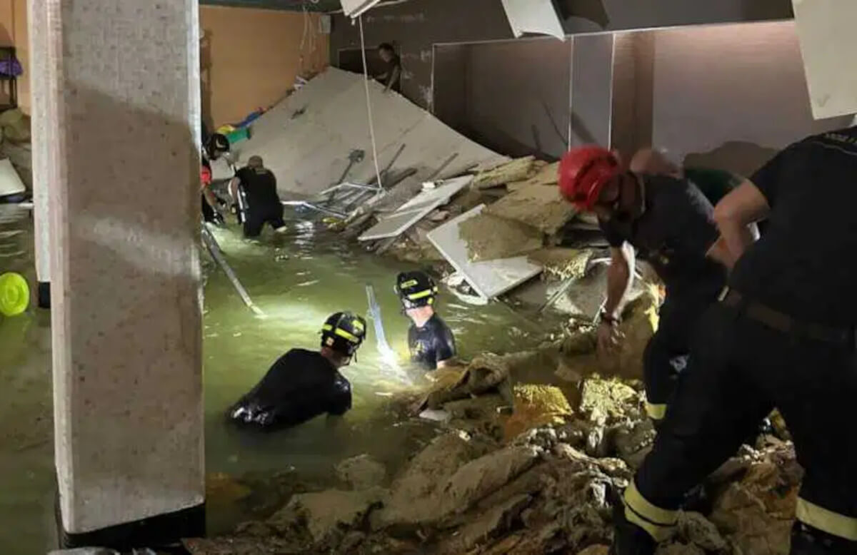 Bari, 3 feriti nel crollo del controsoffitto di una piscina a Poggiofranco: 4 indagati Bari, 3 feriti nel crollo del controsoffitto di una piscina a Poggiofranco: 4 indagati