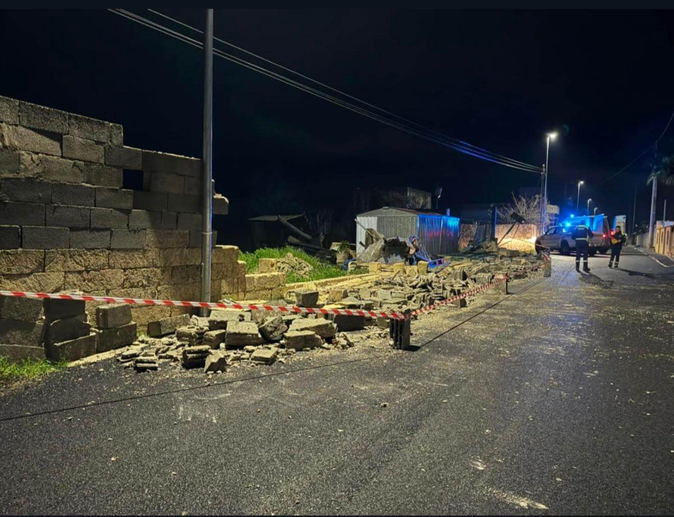 Maltempo nel Salento, danni in diversi Comuni: fulmine si abbatte su un palazzo Maltempo nel Salento, danni in diversi Comuni: fulmine si abbatte su un palazzo
