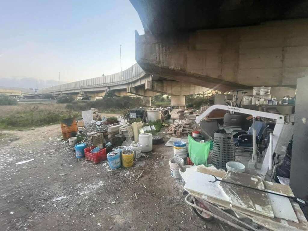 Galleria foto 'Scoperta una discarica abusiva a Bari, incendiava rifiuti a ridosso della Ss 16: denunciato – FOTO' - foto 4