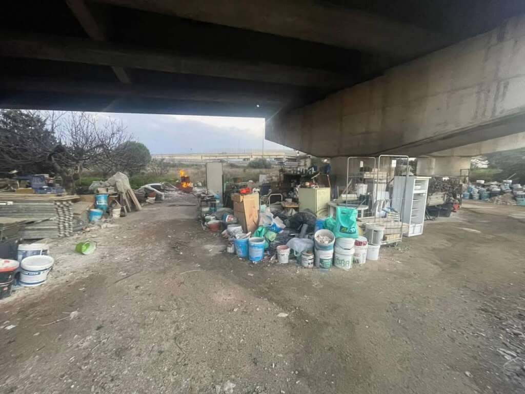 Galleria foto 'Scoperta una discarica abusiva a Bari, incendiava rifiuti a ridosso della Ss 16: denunciato – FOTO' - foto 2