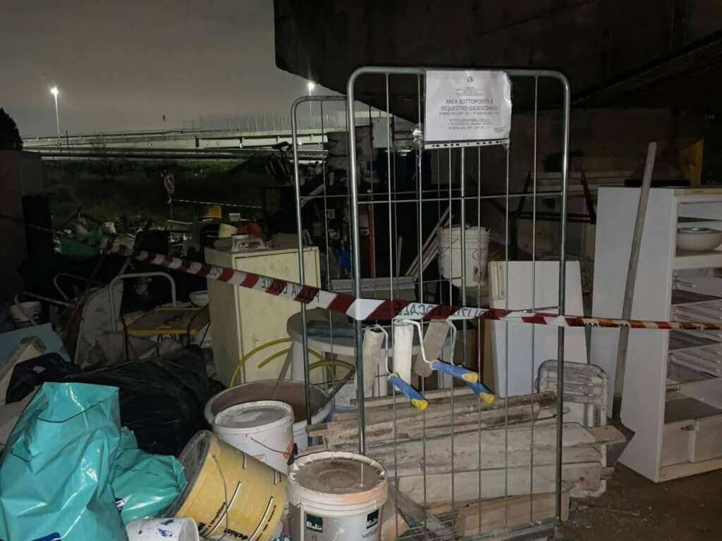 Galleria foto 'Scoperta una discarica abusiva a Bari, incendiava rifiuti a ridosso della Ss 16: denunciato – FOTO' - foto 1