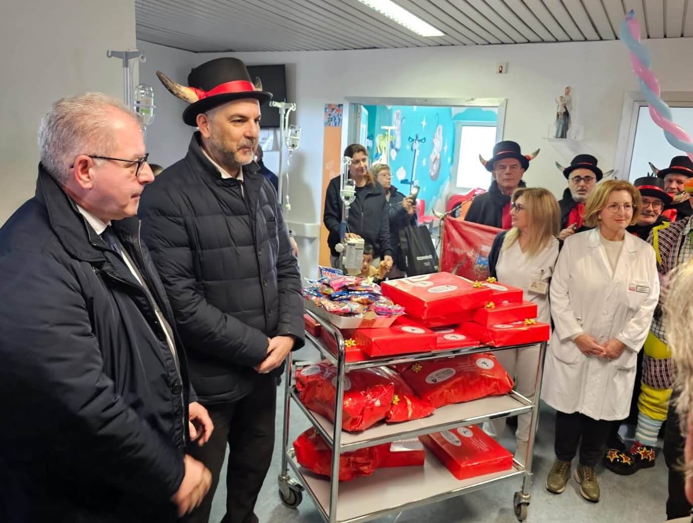 L'”Accademia delle Corna” porta il Carnevale nella Pediatria del Perrino di Brindisi – VIDEO L'”Accademia delle Corna” porta il Carnevale nella Pediatria del Perrino di Brindisi – VIDEO