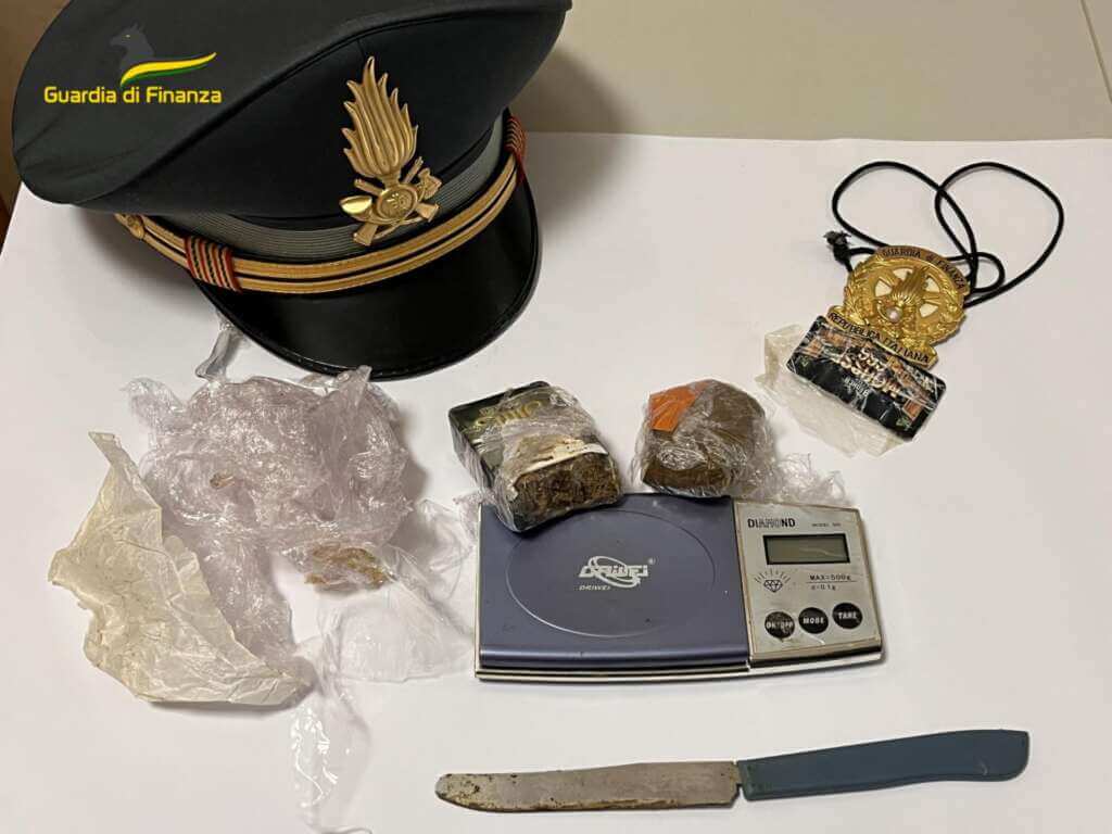 Galleria foto 'Ha in casa droga per circa duemila euro: arrestato un cittadino pakistano a Matera' - foto 1