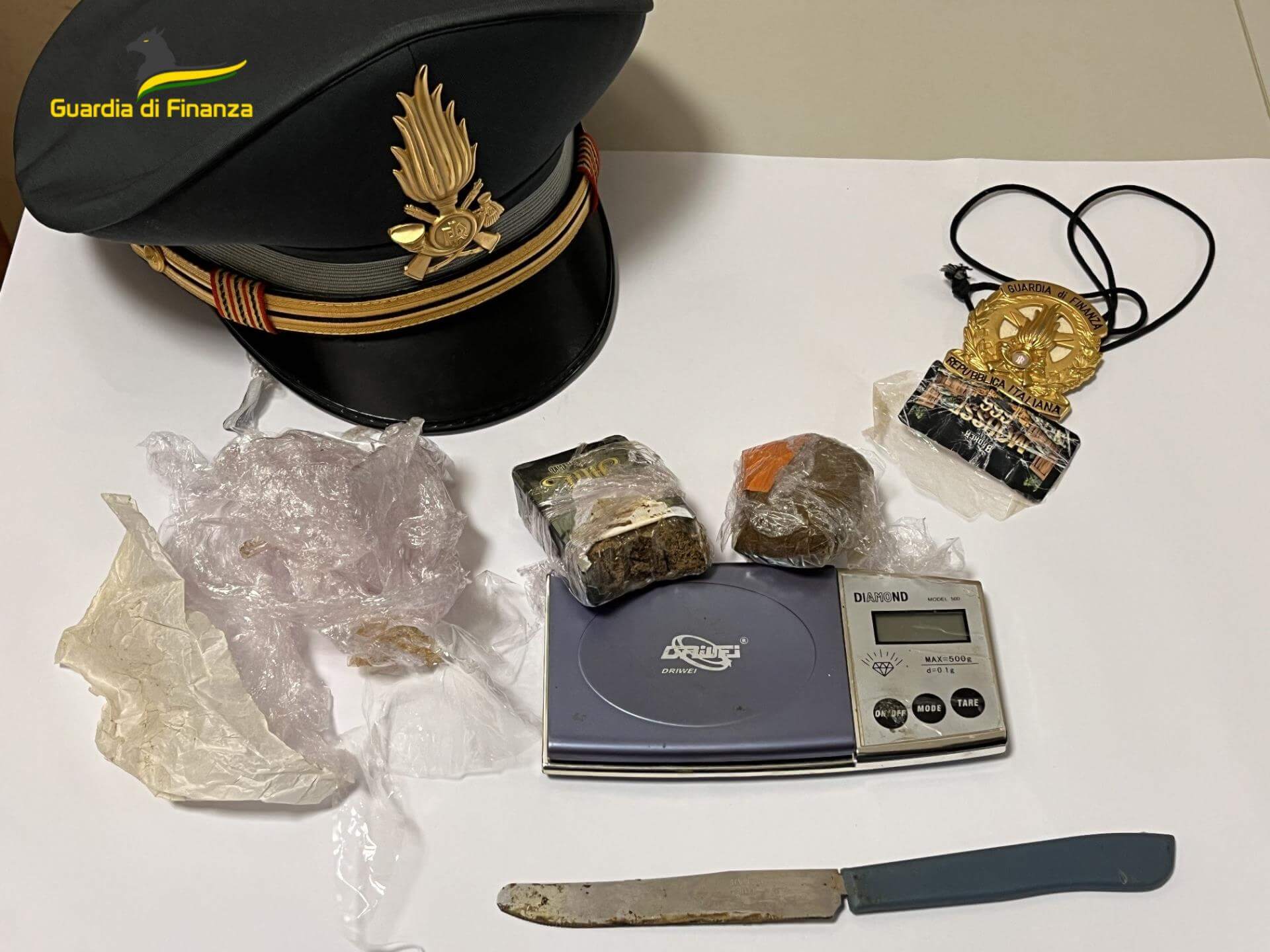 Ha in casa droga per circa duemila euro: arrestato un cittadino pakistano a Matera Ha in casa droga per circa duemila euro: arrestato un cittadino pakistano a Matera