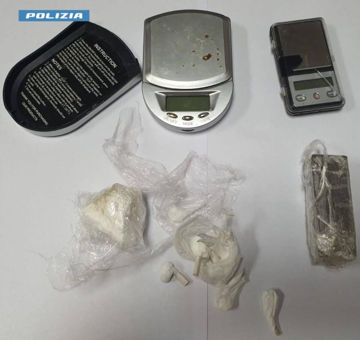 Vende droga in casa e sul posto di lavoro: arrestato un 24enne a Lecce