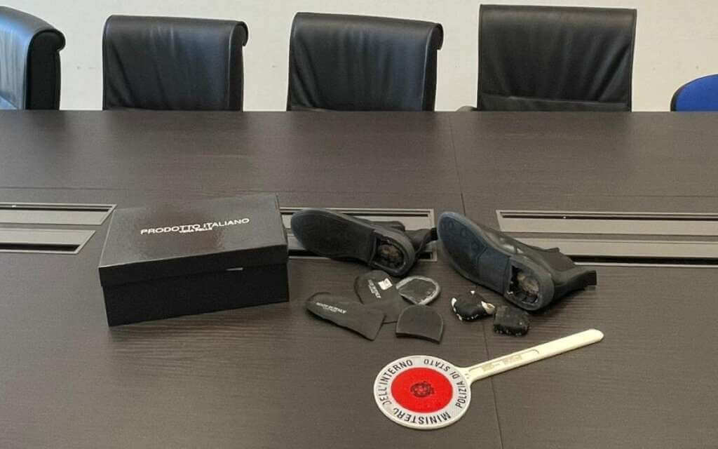 Galleria foto 'Trani, droga nascosta nei tacchi delle scarpe per introdurla in carcere: arrestato' - foto 1