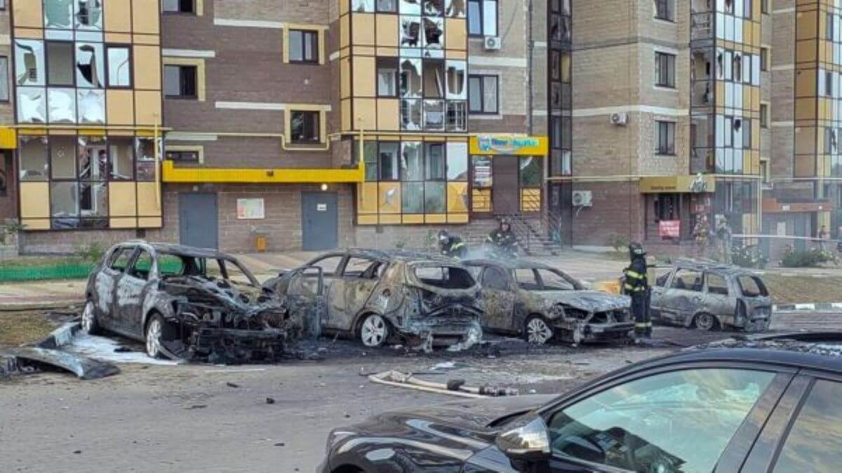 Kiev lancia droni in Russia, colpito un deposito petrolifero e un edificio: uccisi madre e figlio