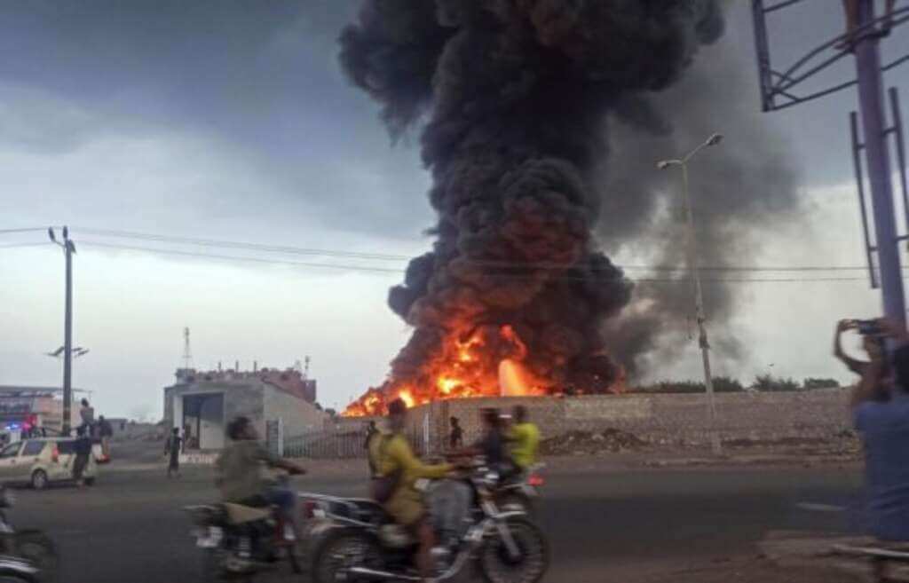 Galleria foto 'Yemen, esplosi due distributori di carburante e un deposito: almeno 15 morti e oltre 60 feriti' - foto 1
