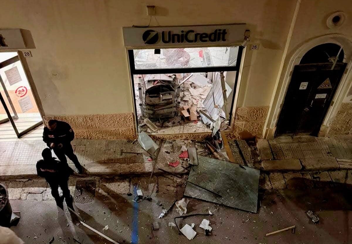 Polignano, assalto al bancomat dell’Unicredit all’alba: ladri in fuga con il bottino