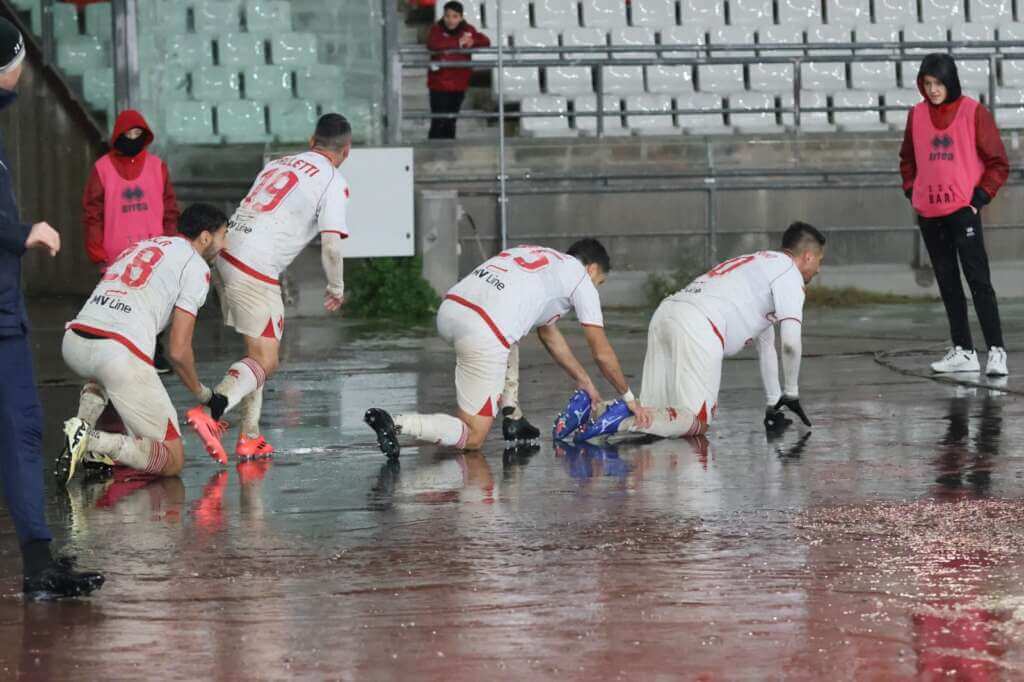 Galleria foto 'Serie B, Bari-Brescia 2-2: biancorossi ripresi due volte. Bellomo segna ed esulta col “trenino”' - foto 1