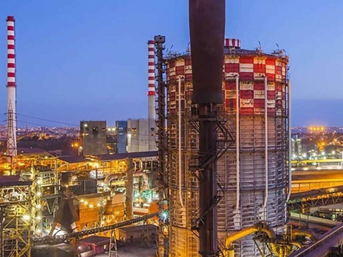 Taranto, braccio di ferro per l’ex Ilva: Confindustria vuole la nave gasiera, il M5s chiede di fermare l’Aia