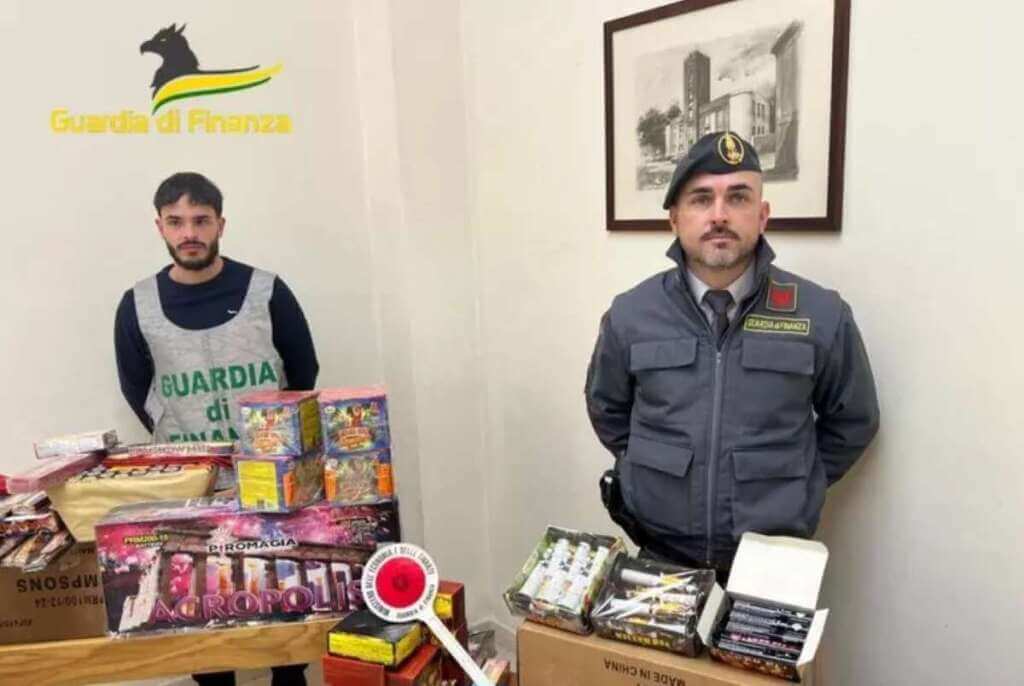Galleria foto 'Sequestrati oltre 800 chili di articoli pirotecnici nel Barese: fermate due persone' - foto 1
